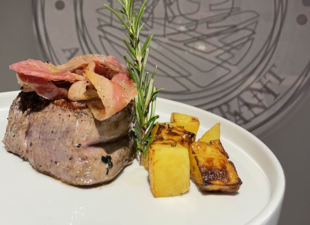 Grilled beef fillet with crispy bacon | FATTORIA MARIA