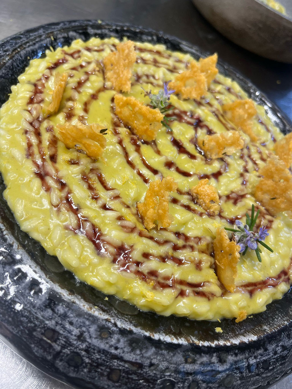 Risotto con crema di asparagi, ristretto al vino rosso, chips di parmigiano e zest di limone | FATTORIA MARIA