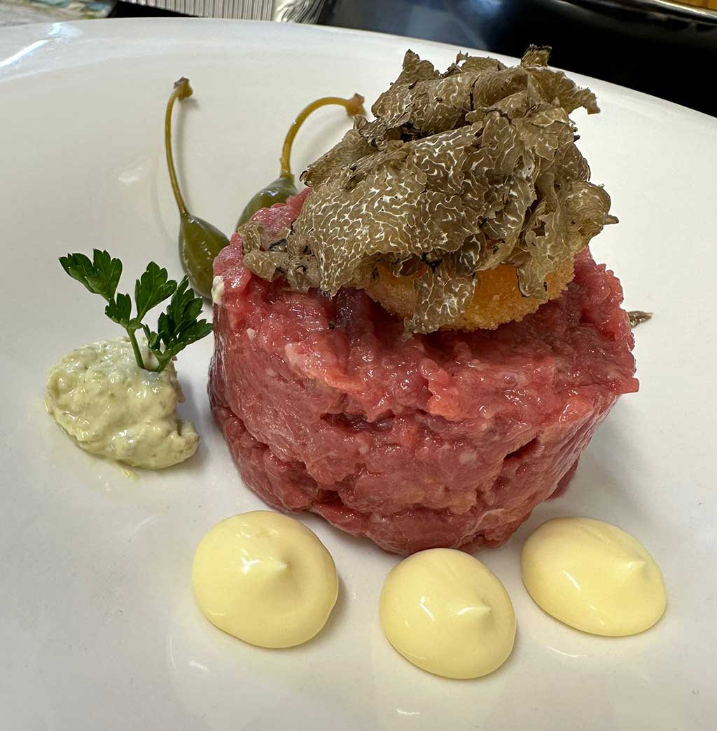 Battuta di cavallo con tuorlo fritto | FATTORIA MARIA