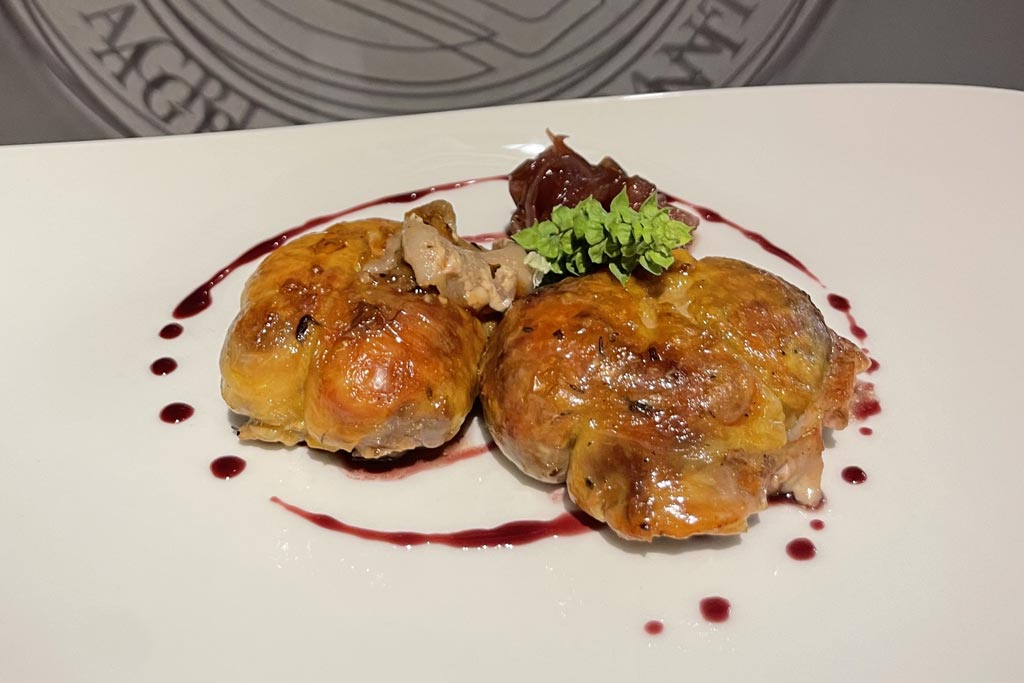 Faraona cotta a bassa temperatura avvolta in pancetta con ristretto al vino rosso e cipolla caramellata | FATTORIA MARIA