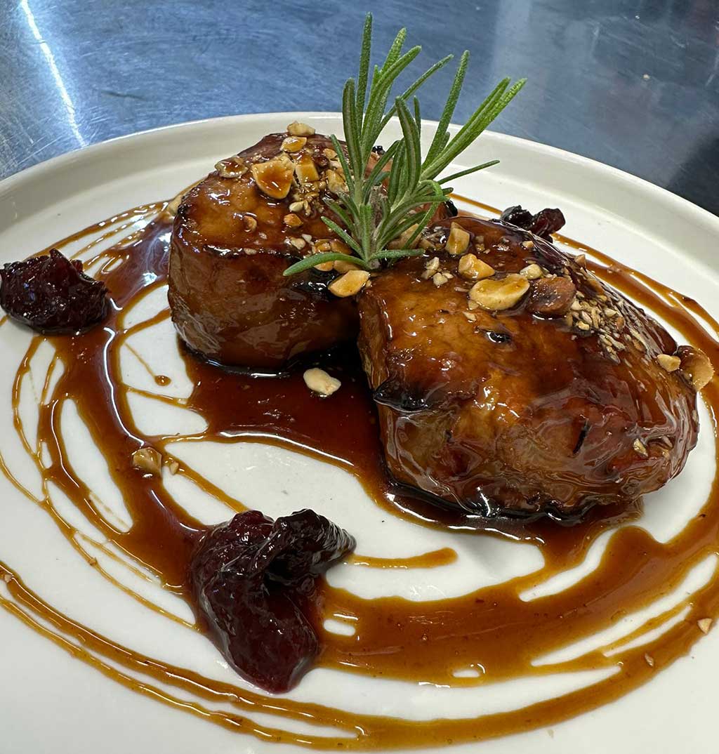Pork with honey and Modena balsamic vinegar with toasted peanuts and caramelized plums | FATTORIA MARIA