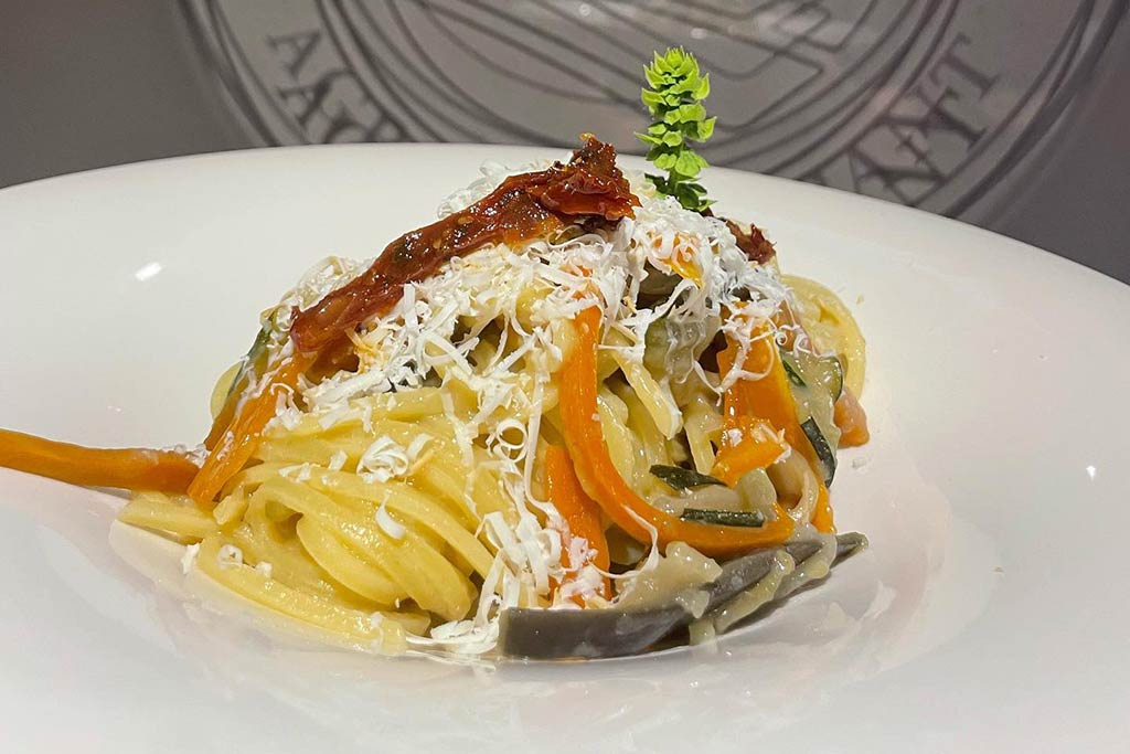 Spaghettone alla chitarra con ragù di verdura e ricotta salata di pecora | FATTORIA MARIA