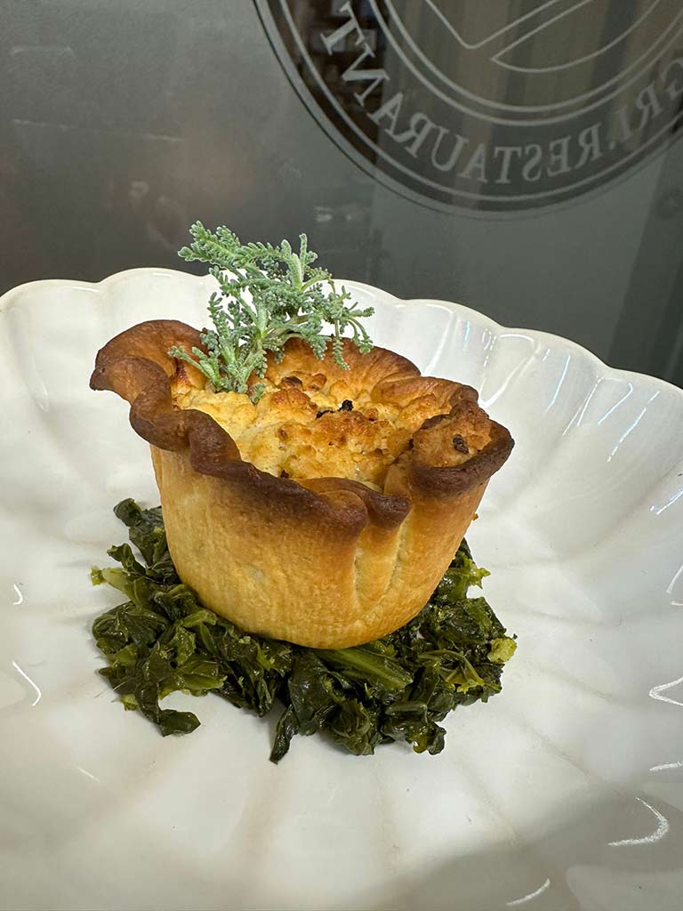 Brisee al timo, con carciofi, feta, crumble di parmigiano e mandorle, su cima di rapa saltata | FATTORIA MARIA