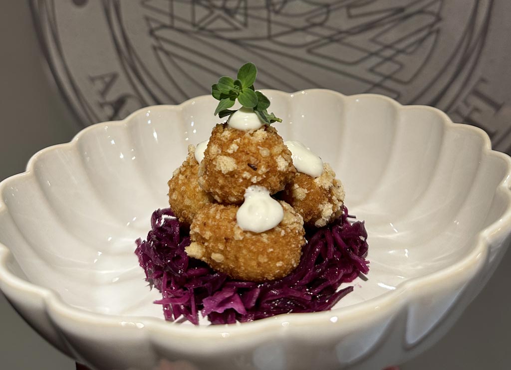 Fried meatballs of bread and ricotta with goat cream on purple cabbage nest | FATTORIA MARIA