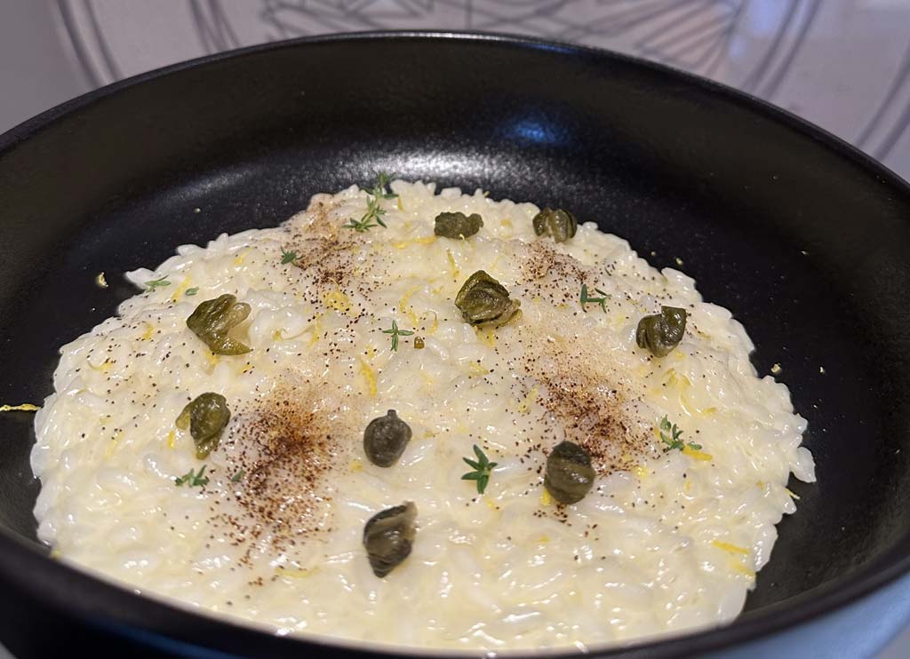 Risotto alla parmigiana con zest di limone, polvere di liquerizia e capperi fritti | FATTORIA MARIA