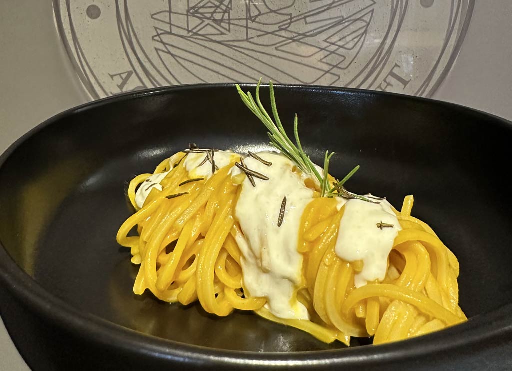 Spaghettone alla chitarra con crema di zucca arrostita al rosmarino e caprino morbido | FATTORIA MARIA