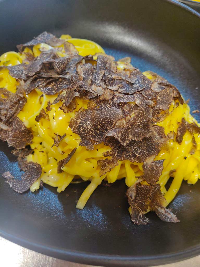 Tagliolini with butter and black truffles | FATTORIA MARIA