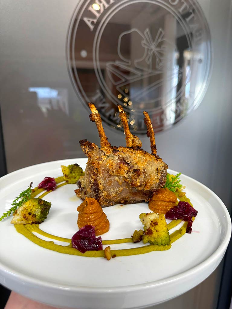 Agnello in Crosta di Mandorle, Crema ai Piselli, Cavolo Romano Saltato e Cipollotto in Agrodolce | FATTORIA MARIA