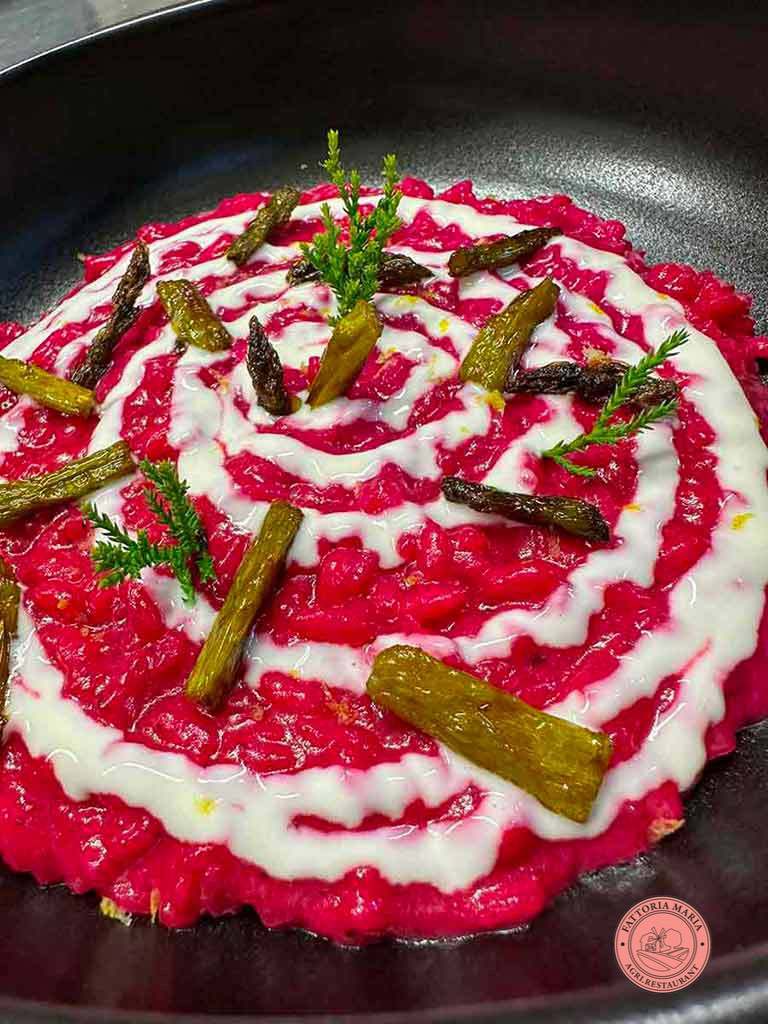 Risotto alla rapa rossa con crema all’erborinato di bufala, asparagi croccanti e cips di rapa | FATTORIA MARIA