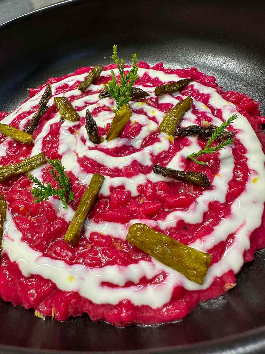 Risotto alla rapa rossa con crema all’erborinato di bufala, asparagi croccanti e cips di rapa | FATTORIA MARIA