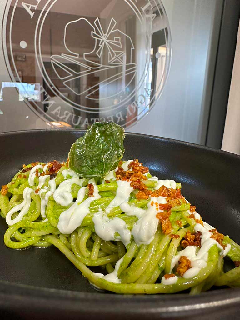 Spaghettone trafilato bronzo con crema al basilico caprino morbido e pancetta croccante | FATTORIA MARIA