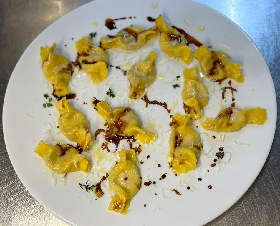 Tortelli al Radicchio Rosso con Parmigiano 40 mesi e Aceto Balsamico di Modena | FATTORIA MARIA