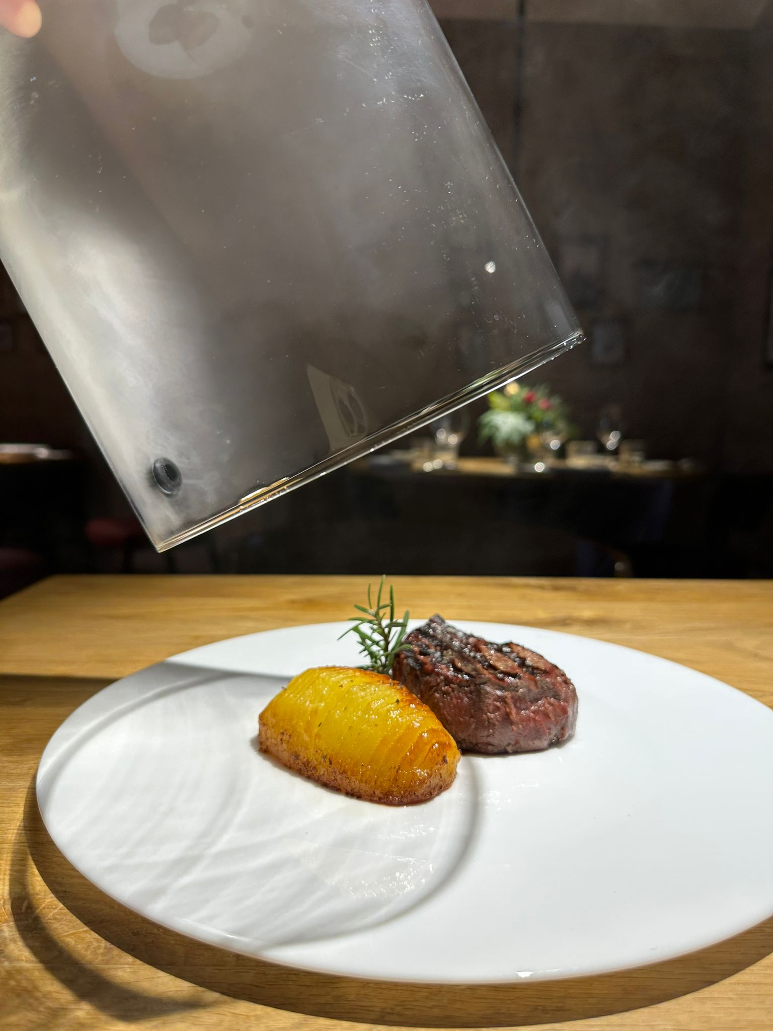Filetto di bisonte,  patata al burro salatocon salsa frutti rossi, pepe e aceto balsamico affumicato in campana | FATTORIA MARIA